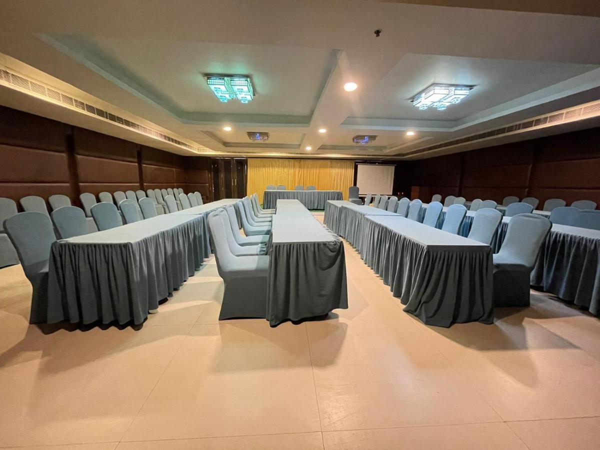 Paradigm Sarovar Portico Kakinada Exterior photo